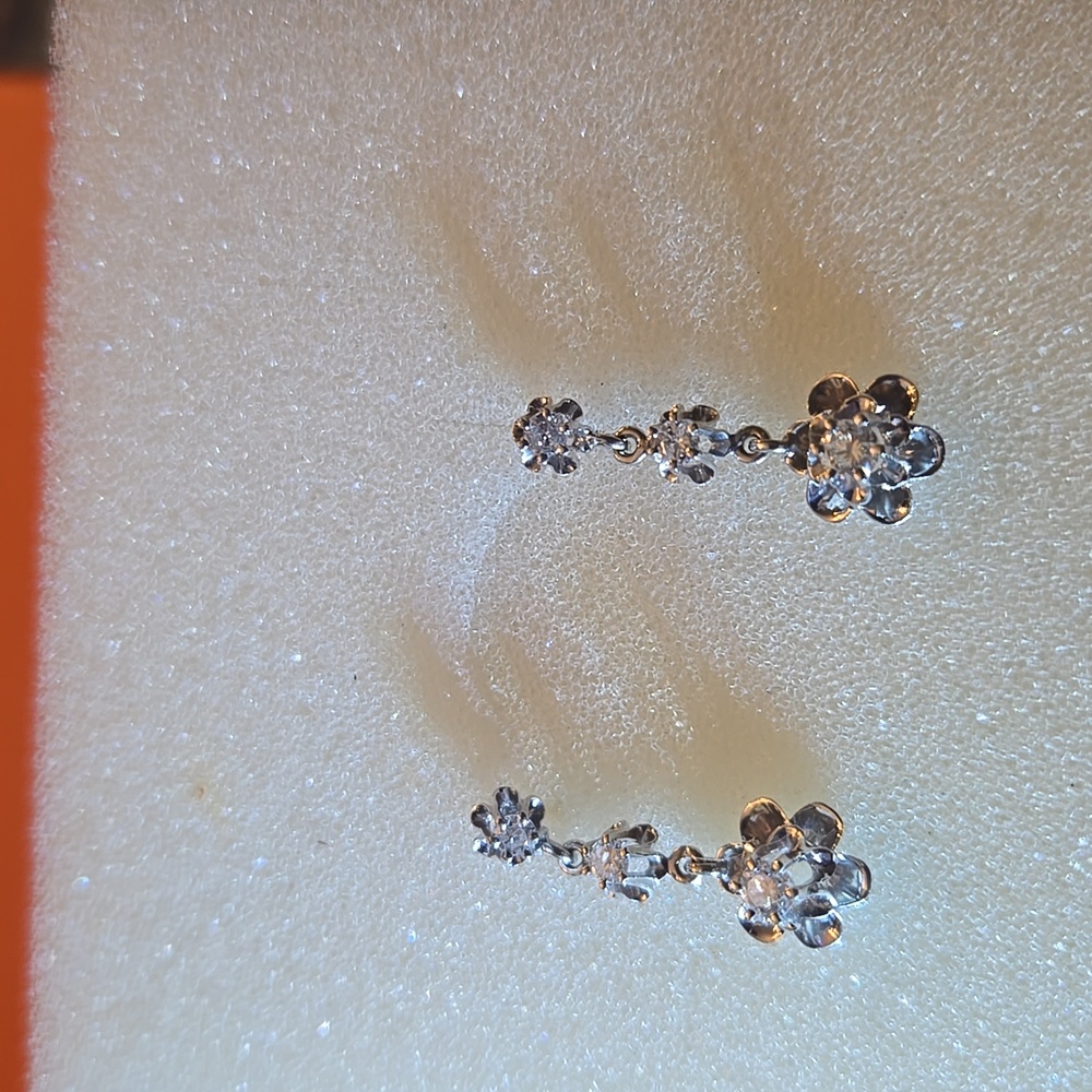 14KT Whitegold diamond dangling earrings with a flower design